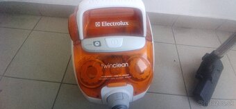 Predám bez vreckový vysávač Electrolux cyclonic twinclean 20 - 2