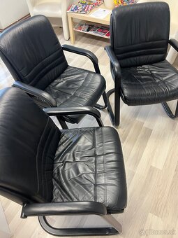 PREDÁM 2 čierne kožené sedacky - 2