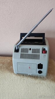 Retro prenosný televízor - 2