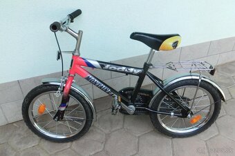 Detský bicykel a odrážadlo . - 2