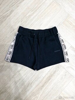 Guess cierne a modre logovane sortky - 2