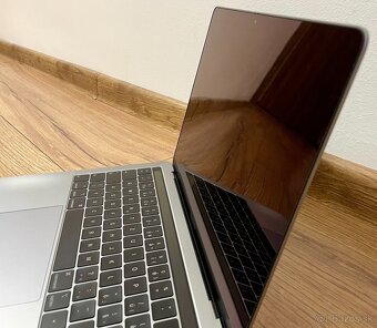 MacBook Pro 13" Retina SK 2018 s Touch Barom Strieborný - 2
