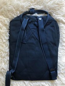 Batoh Fjällräven Kanken tmavomodrý s ozdobnými popruhmí - 2