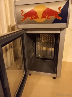 Predám chladničku RED BULL s príslušenstvom - 2