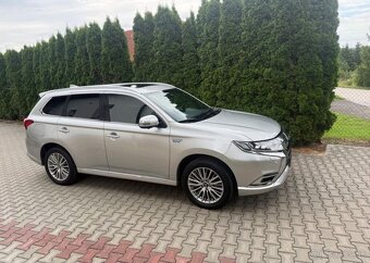 Mitsubishi Outlander 2,4 PHEV Top 4WD odpočet DPH benzín - 2