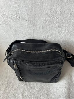 Crossbody kozena kabelka Stefano Dendi Studio. Farba cierna. - 2