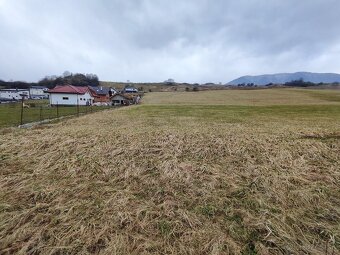 Predaj pozemku,1139 m2,Veličná - 2