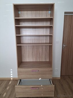Darujem kniznicu/ skrinu - 2