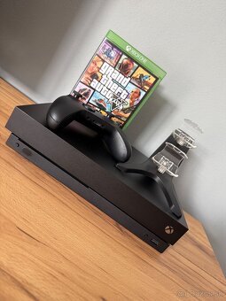 Xbox one X 1 tb + nabíjačka na ovládač + gta V - 2
