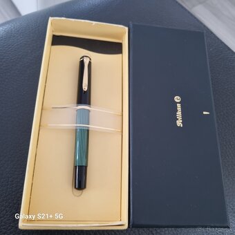 Predam pero Pelikan - 2