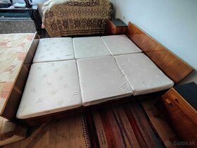 Manželská posteľ a nočné stolíky na predaj - 2