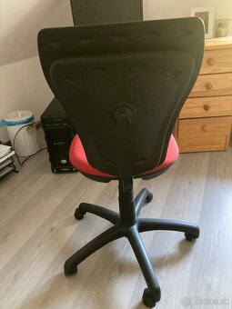 Otočná stolička na kolieskach a záhradná stolička - 2