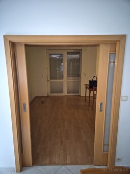 Krásne zachovalé zasúvacie dvere - 2