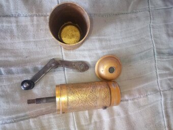 Starozitny mlyncek na kavu - 2