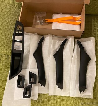 BMW F10/F11 NOVÉ madlá dverí čierne KOMPLET SADA - 2