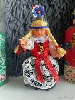 Stara babika s klipkajuciimi ockami - 2