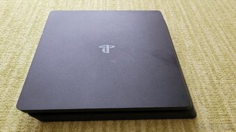 Predám playstation 4 slim - 2