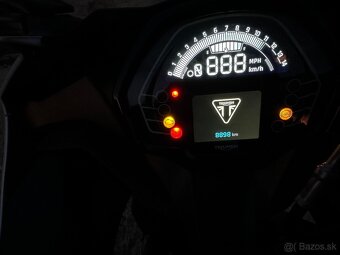 Triumph daytona 660 - 2