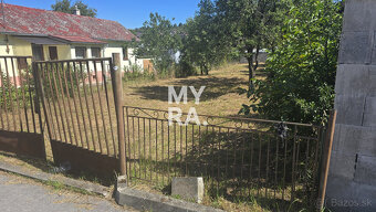 Stavebný pozemok v centre obce Gregorovce. - 2