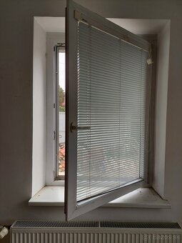 Plastové komplet okno kovanie zárubňa parapet sieťka a zaluz - 2
