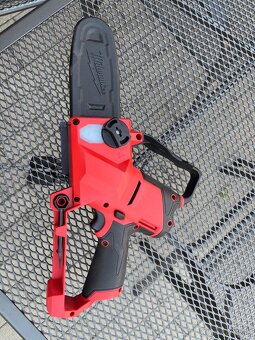 MILWAUKEE M12 FUEL Kompaktná reťazová píla - 2