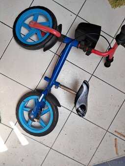 Detske odrazadlo modre so zadnou brzdou, gumenne kolesa. - 2