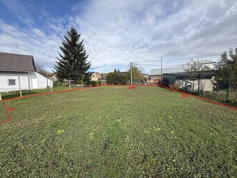 Slnečný stavebný pozemok 689 m² - Hôrky (18m x 43m) - 2