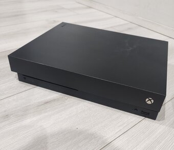 Xbox One X - 2