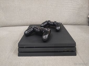 PS4 PRO 1TB a 2 ovladace - 2