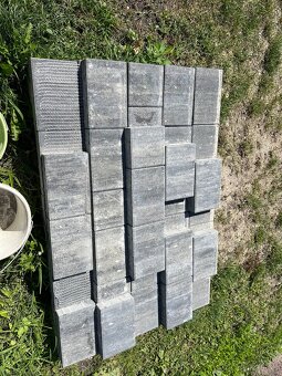 Stavebny material (zamkova,palisady, skridla,plot. tvarnice) - 2