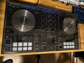 Predam DJ konzolu NI Traktor kontrol S2 Mk3 - 2
