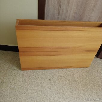 Predám drevený písací stôl z bl. dreva a zástenu - 2