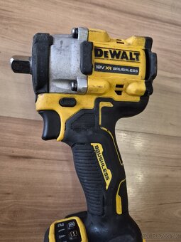 Dewalt rázový uťahovák 610nm - 2