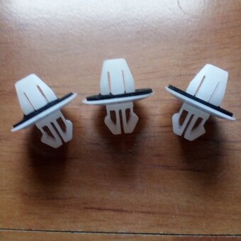 Plastové príchytky na Suzuki - 2