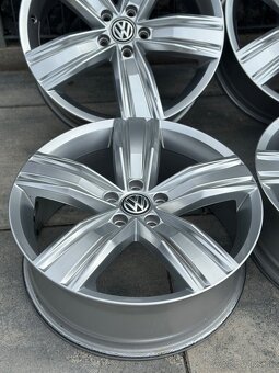 ✅ 5x112 r19 Tiguan Viktoria Falls model top stav - 2