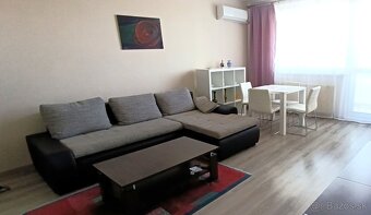 REZERVOVANÝ- Pekný 2izbový byt na námestí - 2