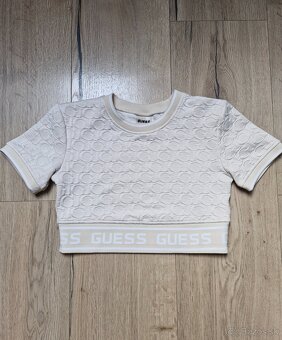 NOVE Guess 3D logovany kremovy crop top a smotanova sukna - 2