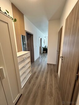 Klimatizovaný 3-izbový byt s balkónom, parkovanie - 2