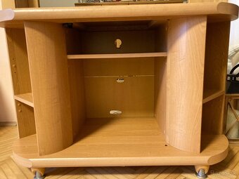 Rohovy stôl pod TV - 2