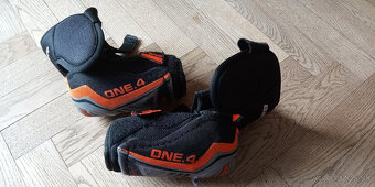 Rukavice a lakte - 2