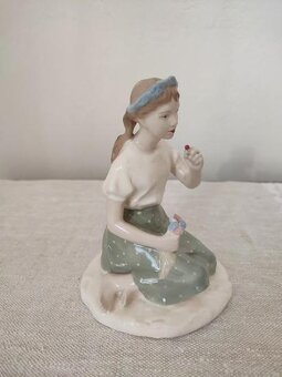 Royal dux dievča s lienkou porcelánová soška - 2