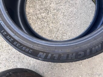 295/35R21 - 2
