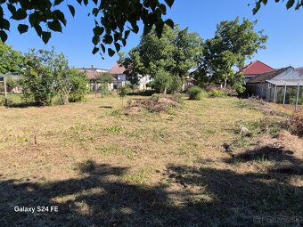 Pozemok s novou el. prípojkou a studňou neďaleko Štúrova. - 2