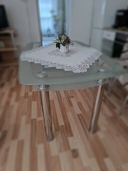 Jedalensky stôl s chrómovanymi nohami - 2