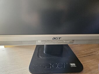 Monitor a klávesnica - 2