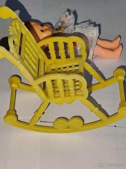 retro bábika v hojdacom kresielku - 2