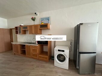 Ponúkame na predaj dvojgeneračný 6 izb. byt s terasou 11,5 - 2