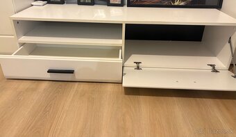Skrinka pod TV - 2