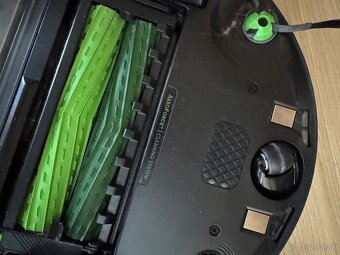 Predám roboticky vysavac roomba j7 - 2