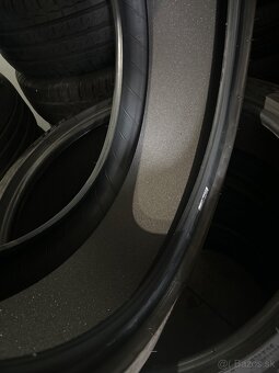 255/40R20 - 2